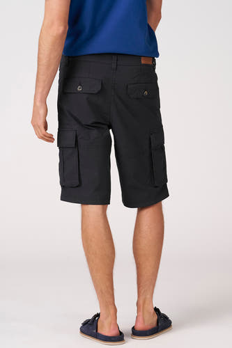 Zwarte Bermuda's van Bruce & Butler, achterkant met zakken, model in blauw shirt en slippers