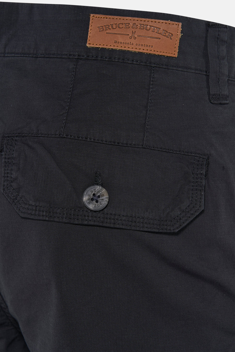 Zwarte Bermuda van Bruce & Butler met leerlabel en knoopzak, close-up achterzijde