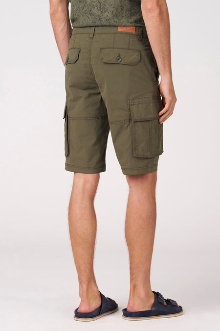 Kaki Bermuda's van Bruce & Butler, achterkant met zakken, casual stijl, model draagt donkergroen shirt en blauwe slippers