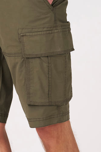 Kaki Bermuda's van Bruce & Butler met grote zakken en gestikte details, zijwaarts op model