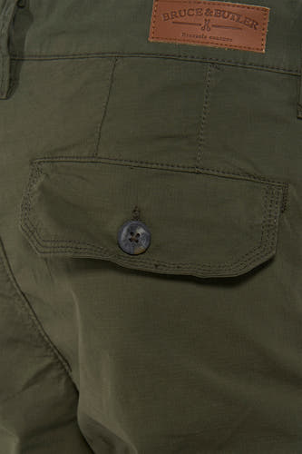 Kaki Bermuda van Bruce & Butler met leerlabel en knoopzak, close-up van achterzijde