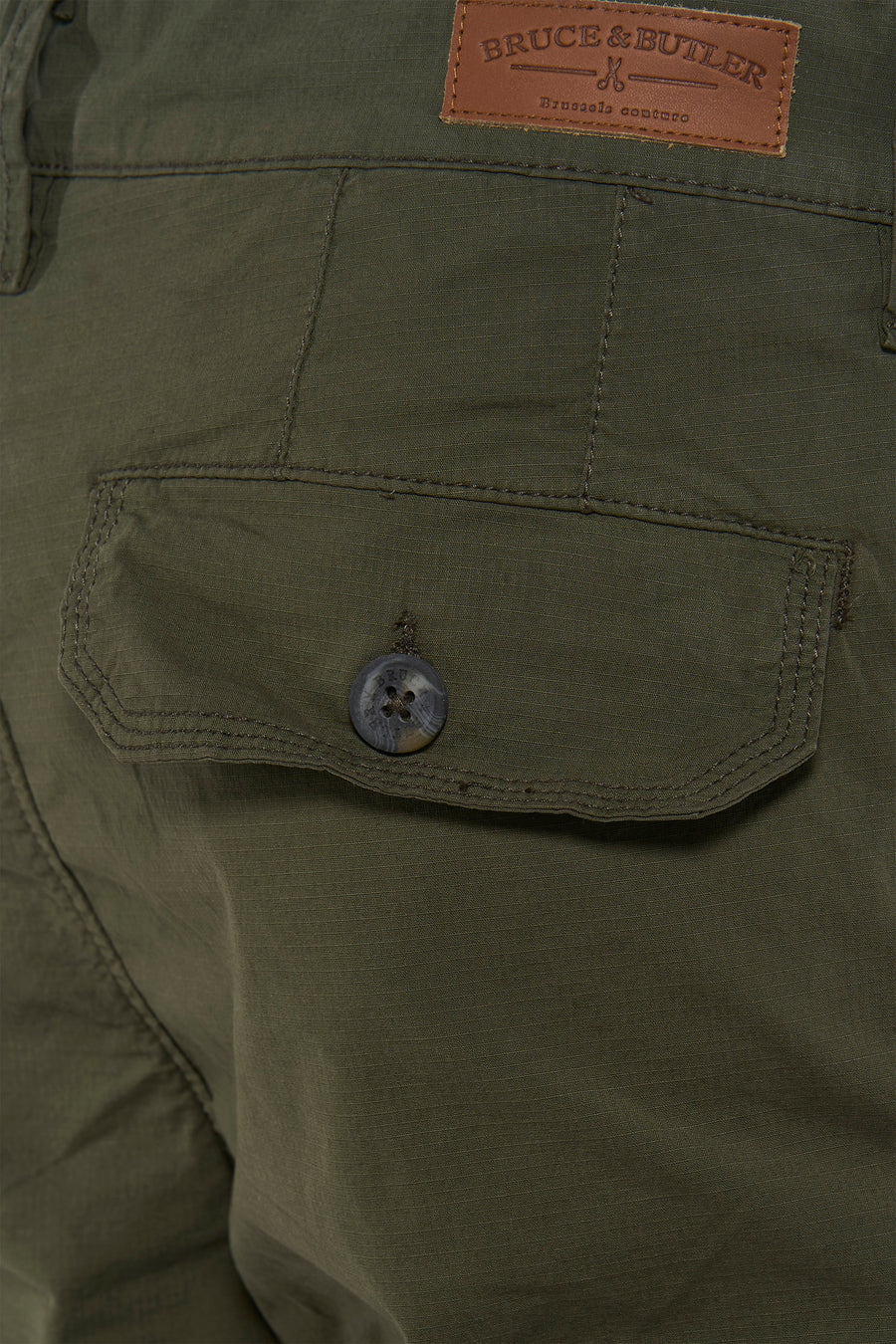Kaki Bermuda van Bruce & Butler met leerlabel en knoopzak, close-up van achterzijde