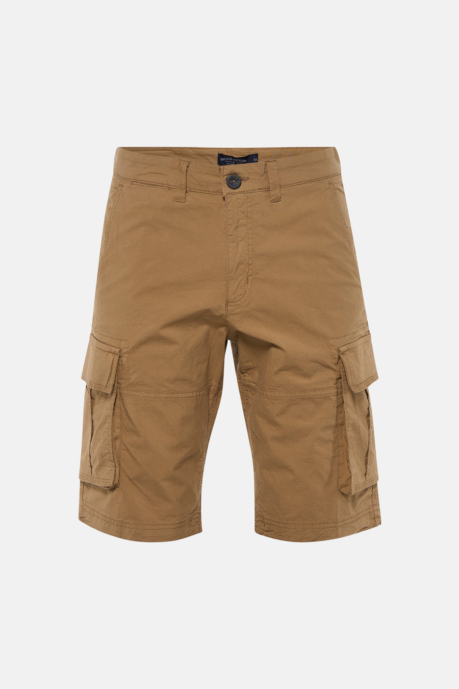Beige Bermuda shorts van Bruce & Butler met grote zakken en knoopsluiting, front view