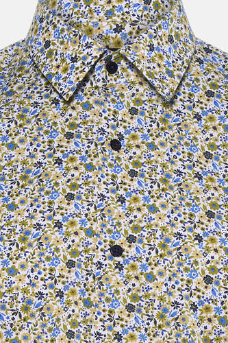 Multicolor bloemenhemd van Bruce & Butler, wit met blauwe en groene bloemenprint, knoopsluiting, close-up voorzijde