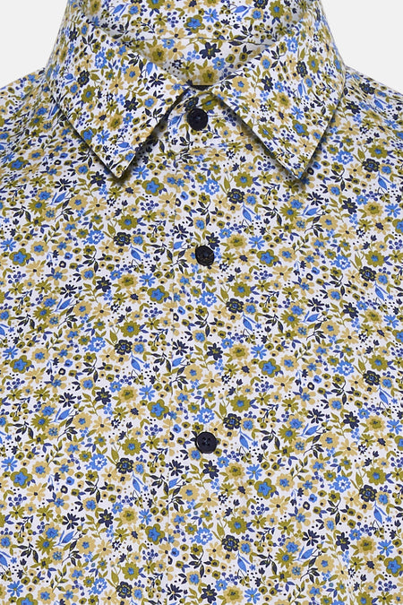 Multicolor bloemenhemd van Bruce & Butler, wit met blauwe en groene bloemenprint, knoopsluiting, close-up voorzijde