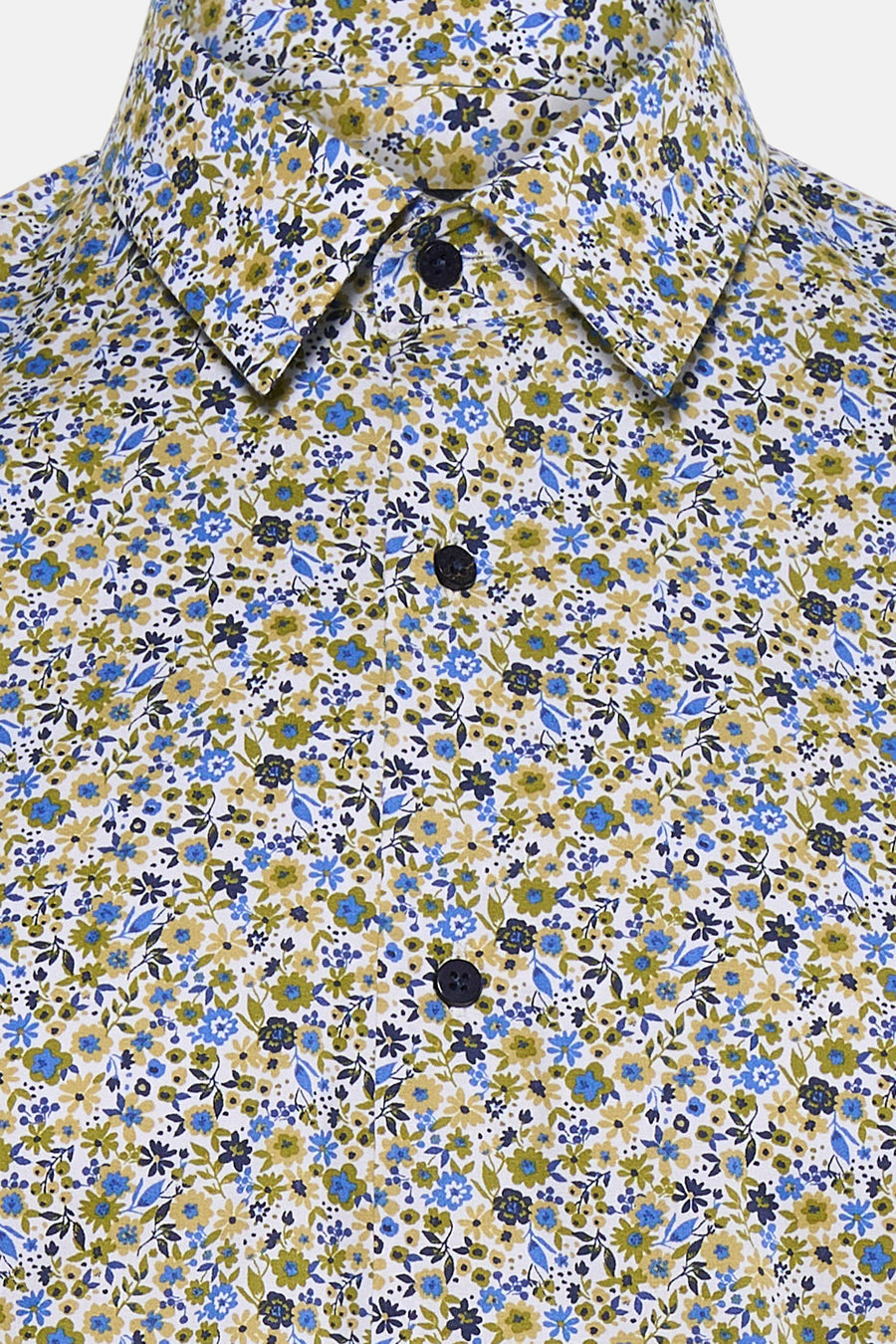 Multicolor bloemenhemd van Bruce & Butler, wit met blauwe en groene bloemenprint, knoopsluiting, close-up voorzijde