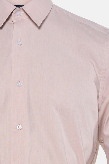 Beige overhemd van Bruce & Butler, close-up van kraag en knopen, fijne stofstructuur, lichte glans, klassieke snit