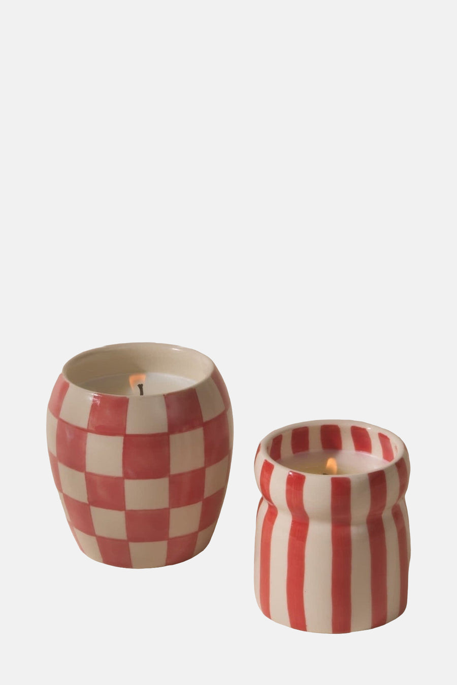 Bougies rouges de PADDY WAX avec des motifs de damier et de rayures.