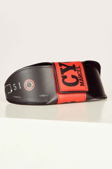 Zwart zonnebril etui van Cyclo Club Marcel met rode band, logo en nummer 51, zijwaarts op witte achtergrond