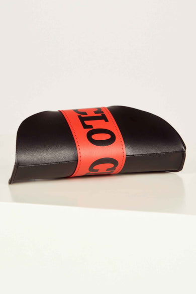 Zwart zonnebril etui van Cyclo Club Marcel met rode band en zwarte letters, zijwaarts op witte ondergrond