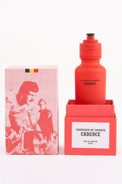 Rode parfum drinkfles van Cyclo Club Marcel, met bijpassende verpakking versierd met een figuur en de Belgische vlag.
