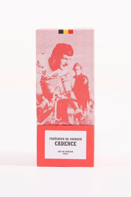 Parfumfles in rood, van Cyclo Club Marcel, met een afbeelding in stippenpatroon en Belgische vlag.
