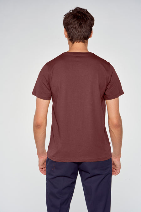 Bruine korte mouwen t-shirt van Cyclo Club Marcel, achterzijde weergegeven, gladde stof, klein logo op schouder, model draagt donkere broek