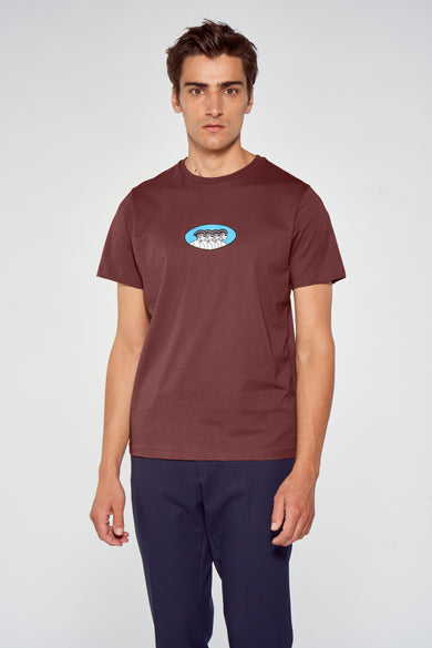 Bruine korte mouw t-shirt van Cyclo Club Marcel met ovale print op borst, gedragen door model in front view