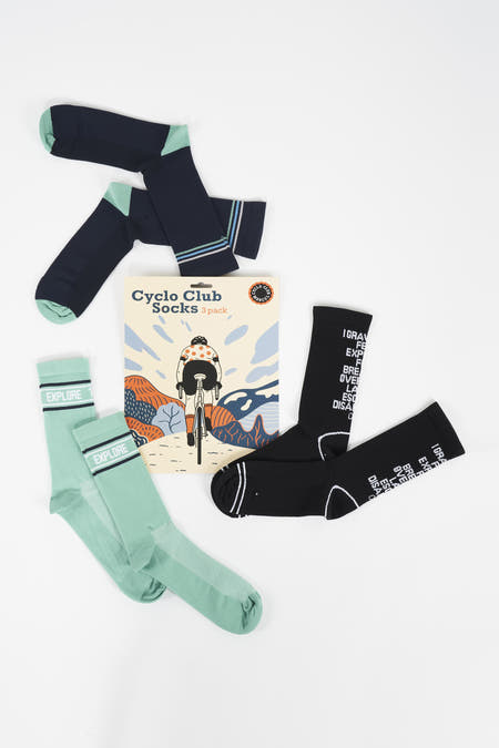 Chaussettes multicolores de Cyclo Club Marcel, avec impression textuelle, rayures et un emballage avec une image de vélo.