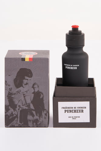 Zwart parfum van Cyclo Club Marcel, in een presentatiebox met een vintage foto print.
