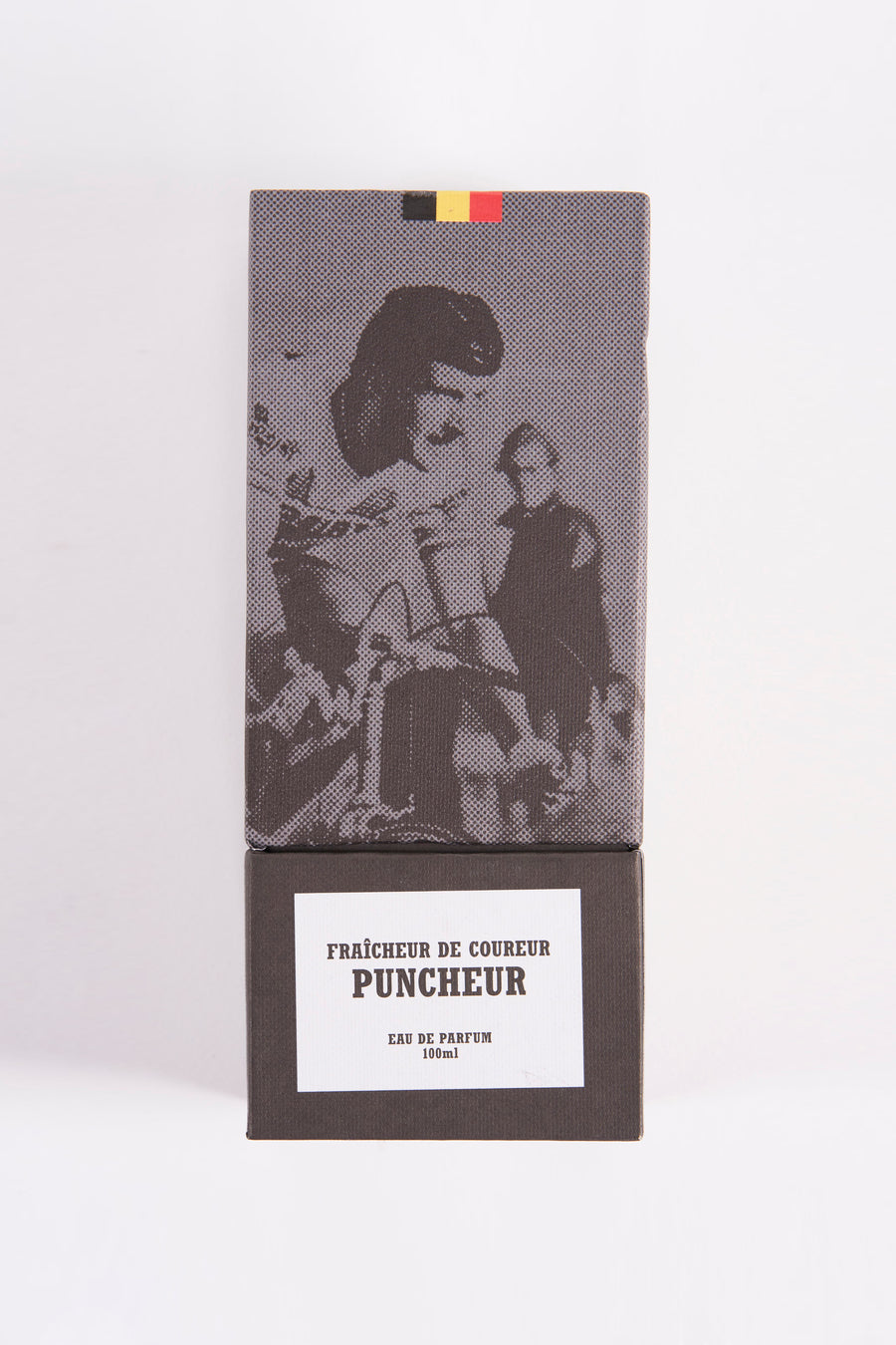 Productfoto: doosje parfum, grijze achtergrond, afbeelding van vrouw en man, Belgische vlag.
