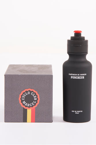 Zwart parfum van Cyclo Club Marcel, in een fles en een bijpassende doos met logo.
