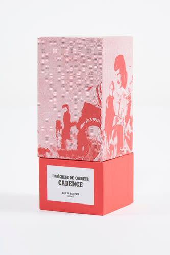 Rood parfum van Cyclo Club Marcel, met een afbeelding van wielrenners in rood-witte stippen op de doos.
