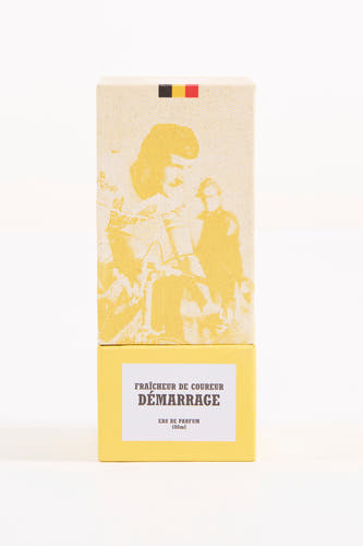 Gele parfum van Cyclo Club Marcel, met een afbeelding van wielrenners en Belgische vlag.
