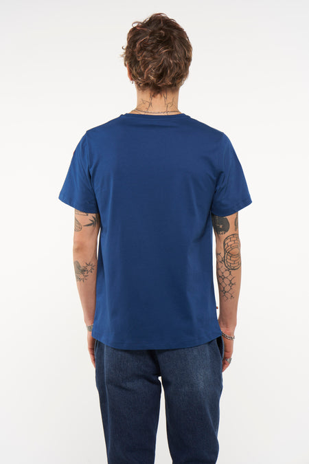 T-shirt bleu à manches courtes de Cyclo Club Marcel, vue arrière, tissu lisse, modèle avec tatouages et chaîne