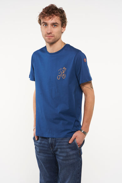 T-shirt bleu à manches courtes de Cyclo Club Marcel avec imprimé vélo doré sur la poitrine et logo sur la manche, porté par un mannequin en pose lifestyle