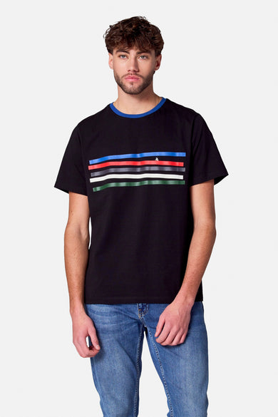 Zwart T-shirt met korte mouwen van Cyclo Club Marcel, met gekleurde strepen en een kleine fietsafbeelding.