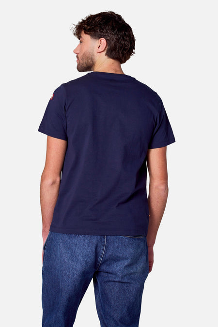 Blauw T-shirt met korte mouwen van Cyclo Club Marcel, achterkantweergave met jeans.
