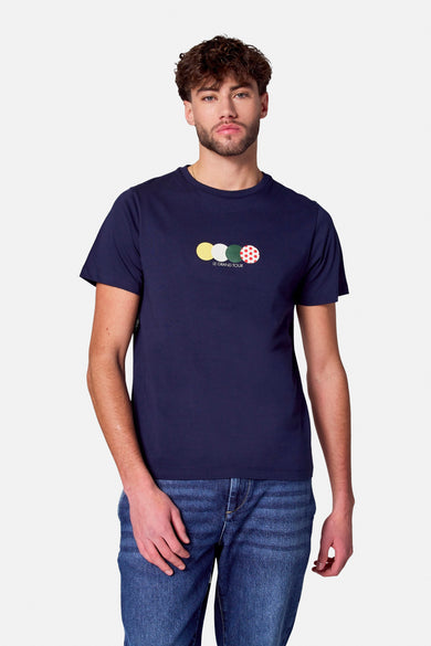 Blauw T-shirt met korte mouwen van Cyclo Club Marcel, met gekleurde cirkels en "Le Grand Tour" tekst.
