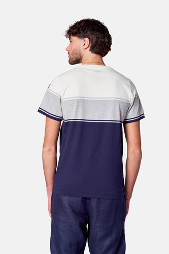 T-shirt multicolore à manches courtes de Cyclo Club Marcel, avec des rayures sur le dos et un short bleu marine.