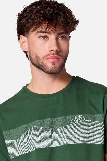 T-shirt vert avec manches courtes du Cyclo Club Marcel, avec des rayures blanches et un imprimé de vélo.