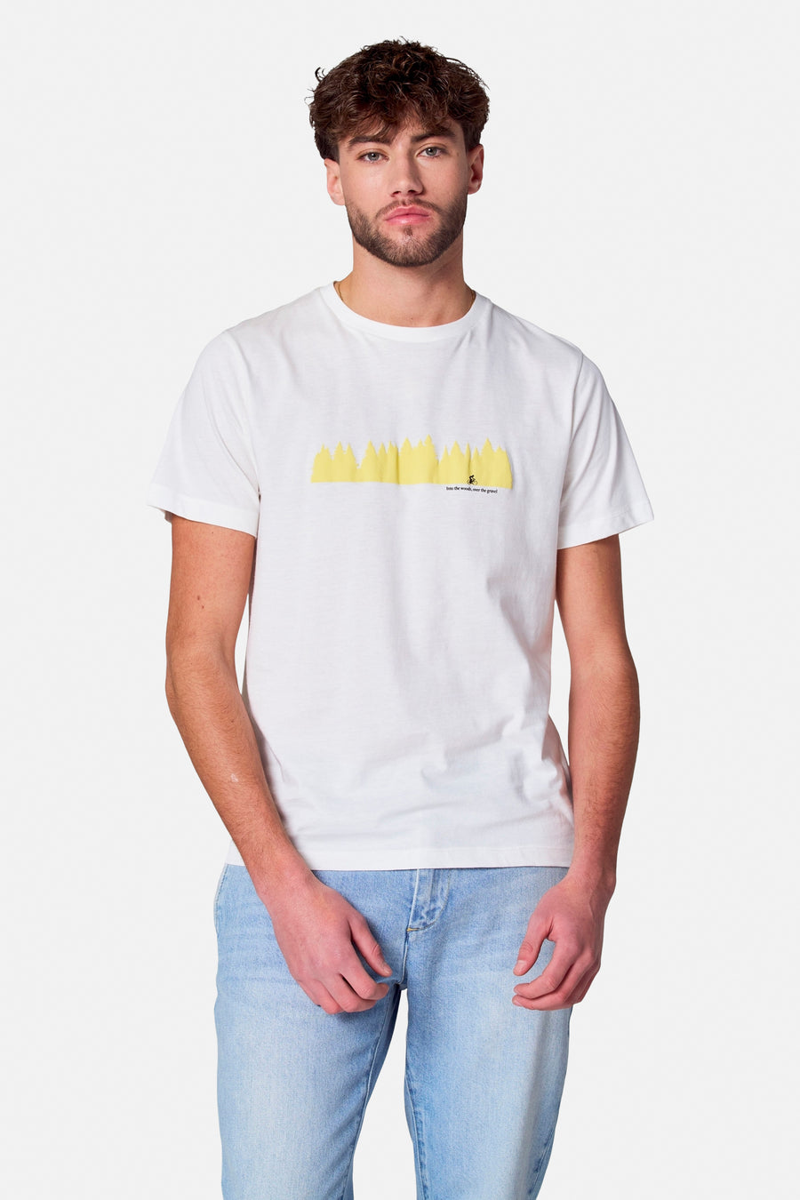 Wit T-shirt met korte mouwen van Cyclo Club Marcel, met gele grafische print en een afbeelding van een fietser.