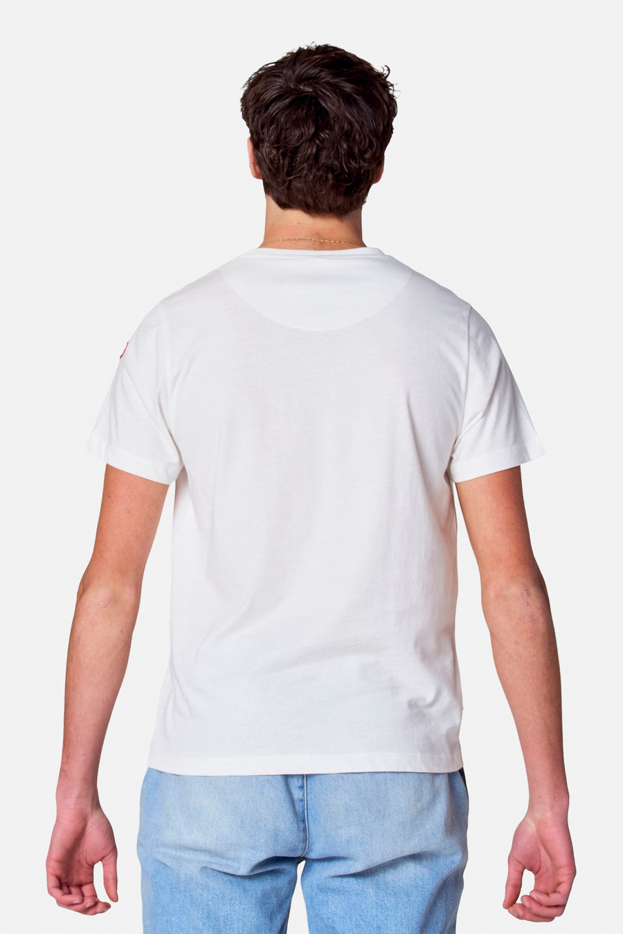 Wit T-shirt met korte mouwen van Cyclo Club Marcel, gezien van achteren, gedragen met een lichtblauwe jeans.
