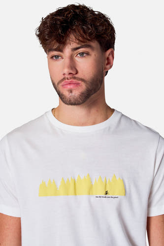 Wit T-shirt met korte mouwen van Cyclo Club Marcel, met een gele bosprint en de tekst "Into the woods, over the gravel".
