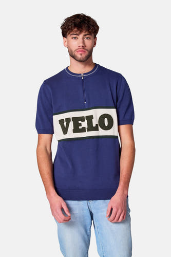 Blauwe polo met korte mouwen van Cyclo Club Marcel, met ritssluiting en de tekst "VELO".