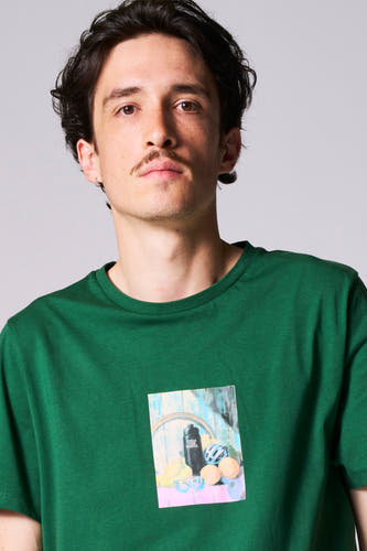 Groen T-shirt met korte mouwen van Cyclo Club Marcel, met een foto van fietsgerelateerde items.
