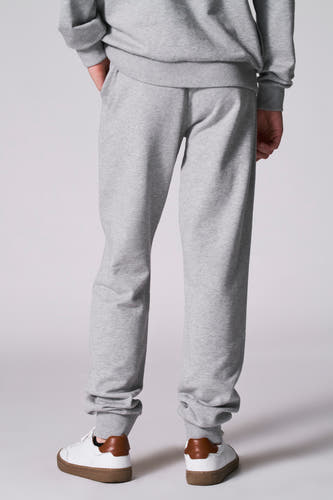 Grijze joggingbroek van Cyclo Club Marcel, met elastische tailleband en enkelboorden, achterkant.
