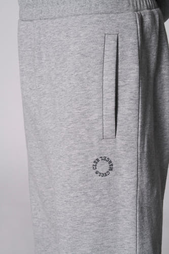 Grijze joggingbroek van Cyclo Club Marcel met zak en geborduurd logo.
