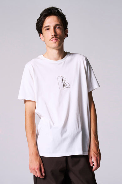 T-shirt blanc à manches courtes de Cyclo Club Marcel, avec une impression d'un vélo.