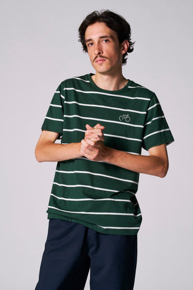 Groen gestreept T-shirt met korte mouwen van Cyclo Club Marcel, met een klein logo op de borst en gedragen met een donkerblauwe broek.
