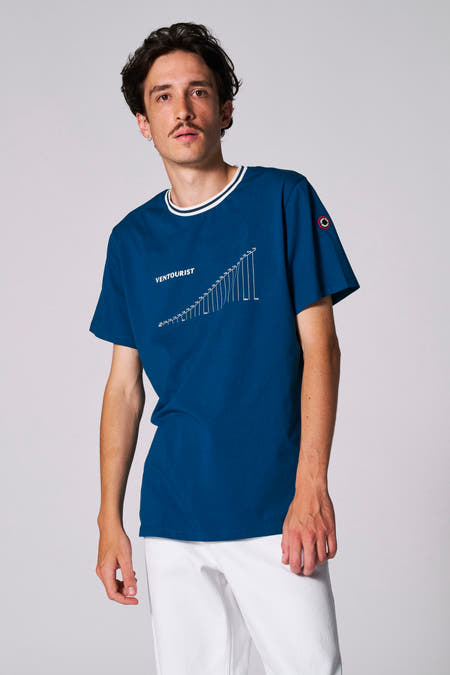 Blauw T-shirt met korte mouwen van Cyclo Club Marcel, met grafische print en witte broek.
