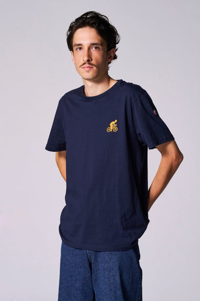 T-shirt bleu à manches courtes de Cyclo Club Marcel, vue arrière, associé à un jean bleu.