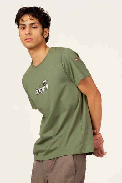 T-shirt vert à manches courtes de Cyclo Club Marcel, vu de dos, combiné avec un pantalon marron.