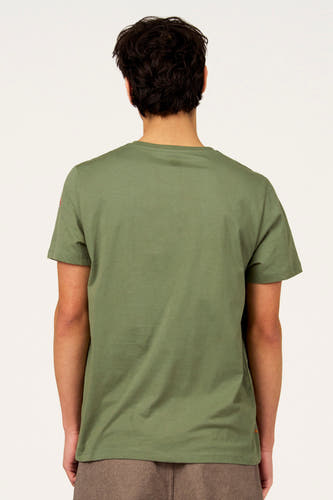 Groen T-shirt met korte mouwen van Cyclo Club Marcel, gezien vanaf de achterkant, gecombineerd met een bruine broek.
