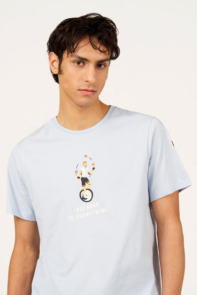 T-shirt bleu à manches courtes du Cyclo Club Marcel, vu de dos, porté avec un pantalon marron.