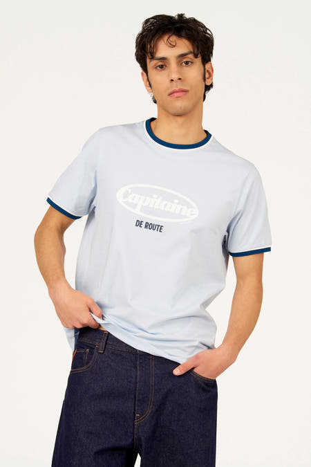 Blauw T-shirt met korte mouwen van Cyclo Club Marcel, met witte opdruk en donkerblauwe afwerking bij de hals en mouwen.