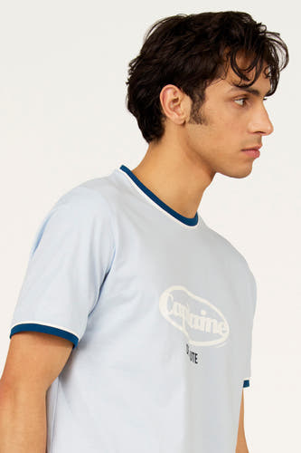 T-shirt bleu à manches courtes de Cyclo Club Marcel, avec un logo blanc et des bordures bleu foncé.