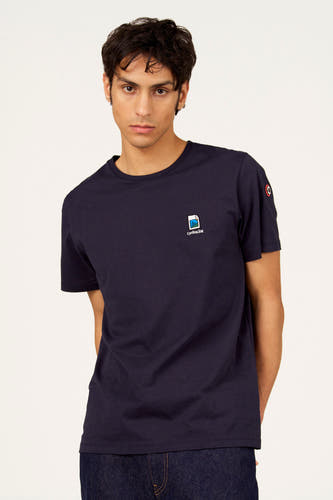 T-shirt bleu à manches courtes de Cyclo Club Marcel, vu de dos avec un jean foncé.