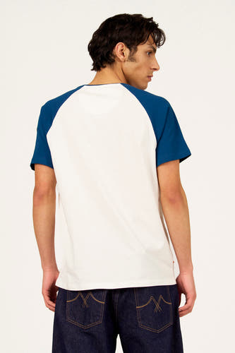Wit T-shirt met korte mouwen van Cyclo Club Marcel, met blauwe raglanmouwen en donkere jeans.
