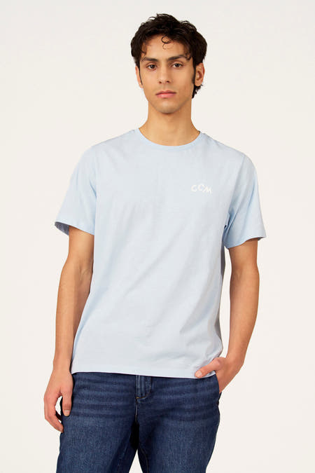 Blauw T-shirt met korte mouwen van Cyclo Club Marcel, gedragen met een donkere jeans.